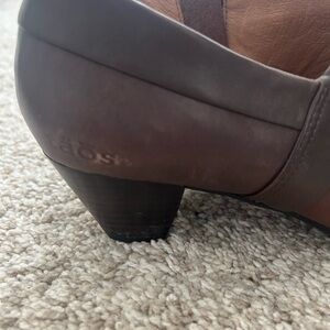 Taos Footwear Brown Leather Low Heel Pumps